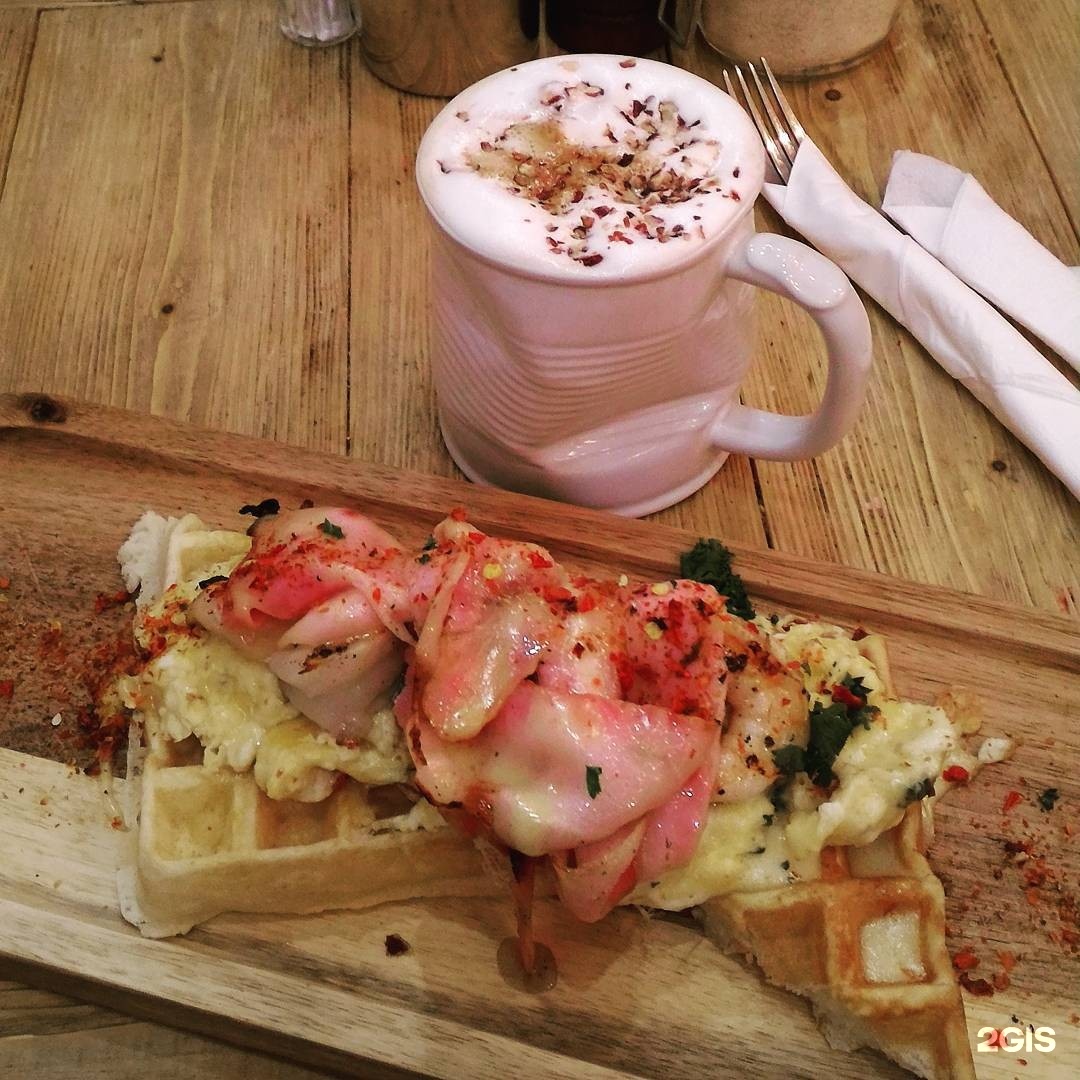 Вафли scramble cafe. Френдс форевер кафе скрэмбл. Friends forever кафе на патриарших. Scramble ул спиридоновка 24 1. Scramble кафе москва.