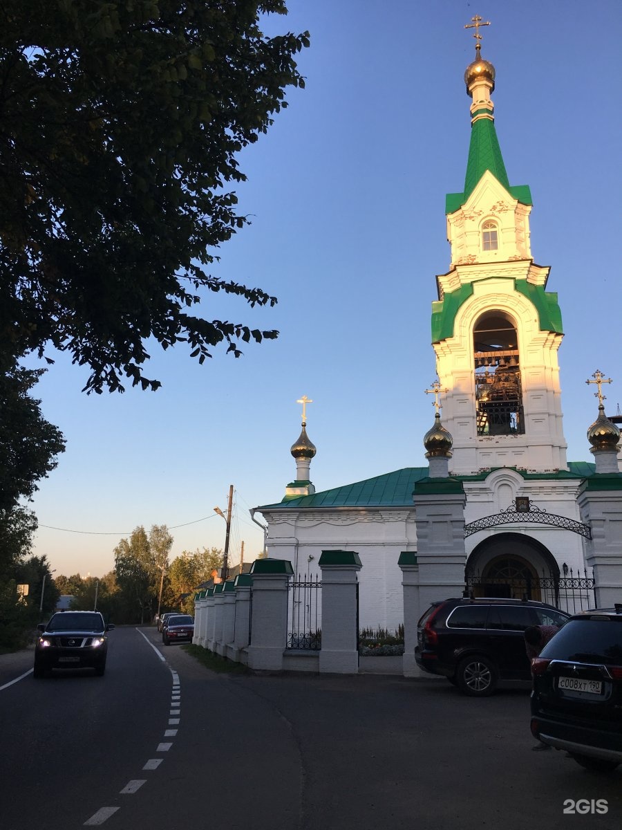 Церковь рождества христова звенигород. Храм Рождества Христова Звенигород. Рождественский храмы в Звенигороде. Верхний Посад Звенигород Церковь. Церковь Рождества Христова в Верхнем Посаде.