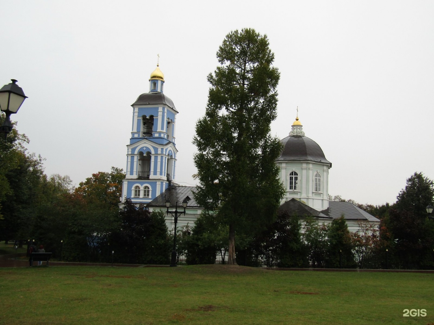 Церковь иконы божией матери живоносный источник петровка. Храм Живоносный источник в Царицыно. Храмы в Царицыно в Москве. Церковь иконы Божией матери Живоносный источник. Храм Живоносный источник в Арзамасе.