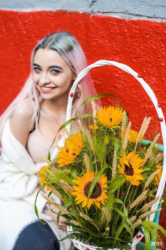 Фото с букетом на улице. Flora express. Flora express. Flora express. Фото с букетом на улице.