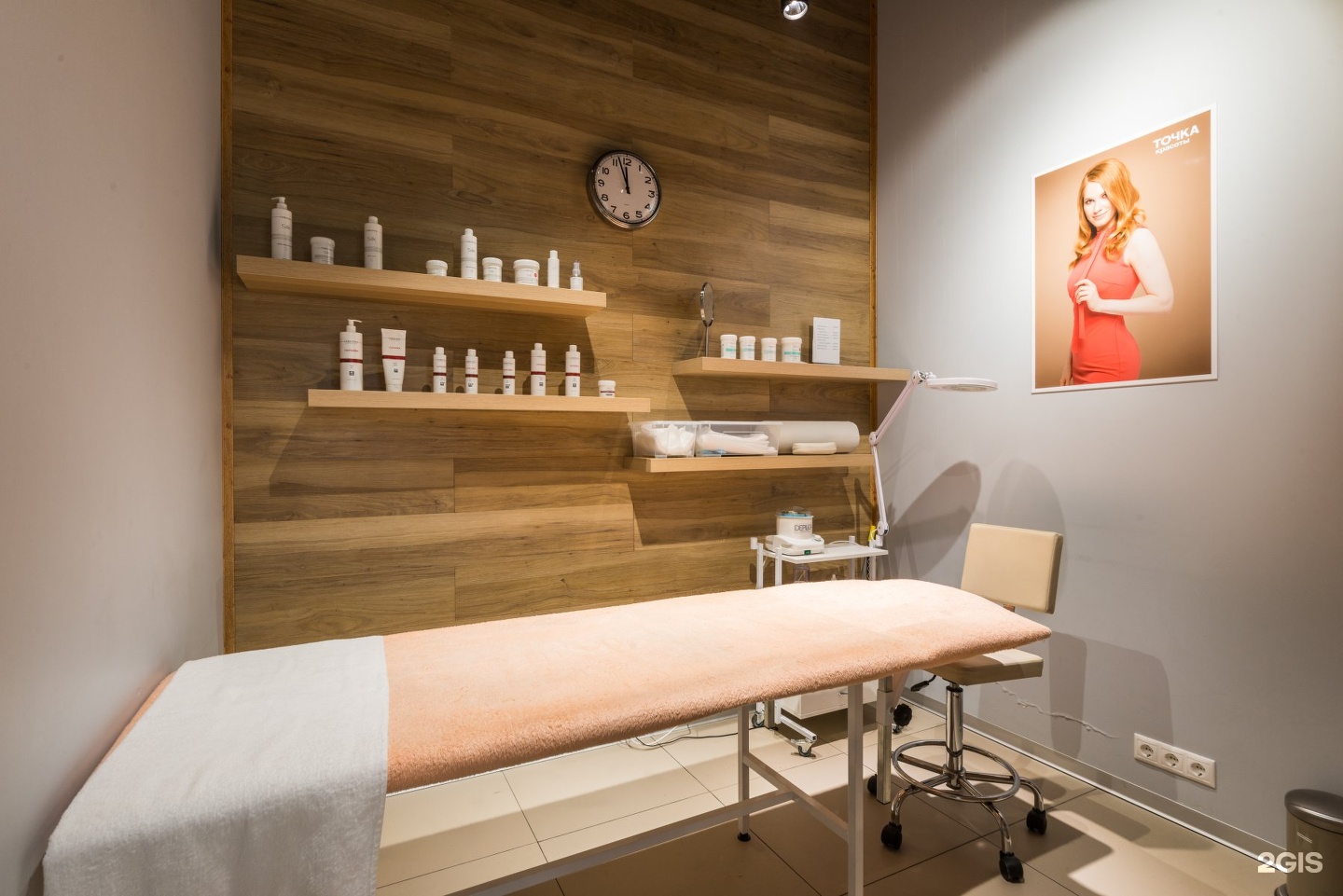 В подмосковном салоне. Салон красоты работает. Точка красоты подмосковный 11. Салон майя. Салон маникюра.