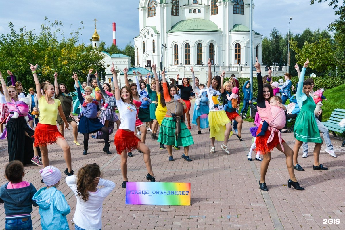 Танцы объединяют. Танцы возле СДК. Что развивают танцы. Танцы возле юбилейной. Школа танцев возле красной площади Краснодар.