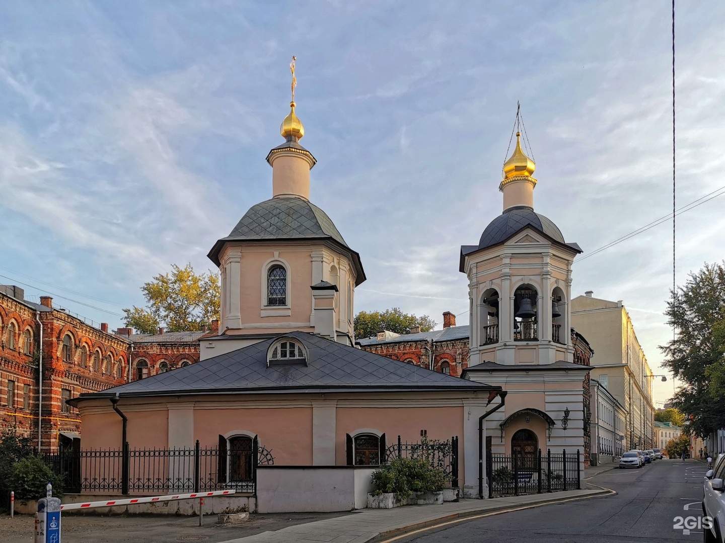 Храм преподобного сергия радонежского. Храм преподобного Сергия Радонежского в Крапивниках. Церкви Сергия Радонежского, что в Крапивниках, в Москве.. Крапивинский переулок храм Сергия Радонежского. Храм Сергия в Крапивниках в Москве.