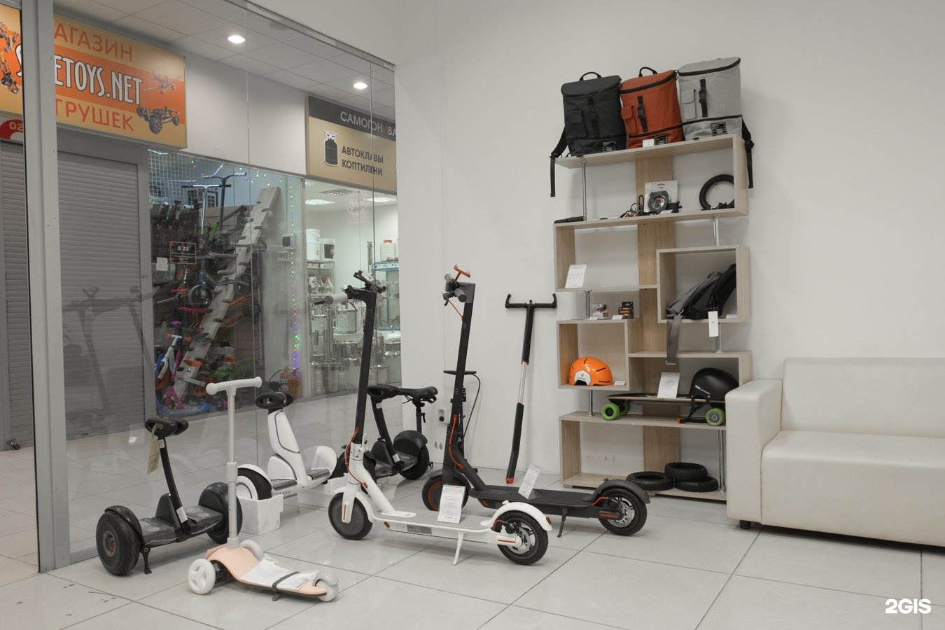 чинит электросамокат. ремонт самокатов в москве. самокат сервис. мастерская электросамокатов. Joyor a3 голубой.