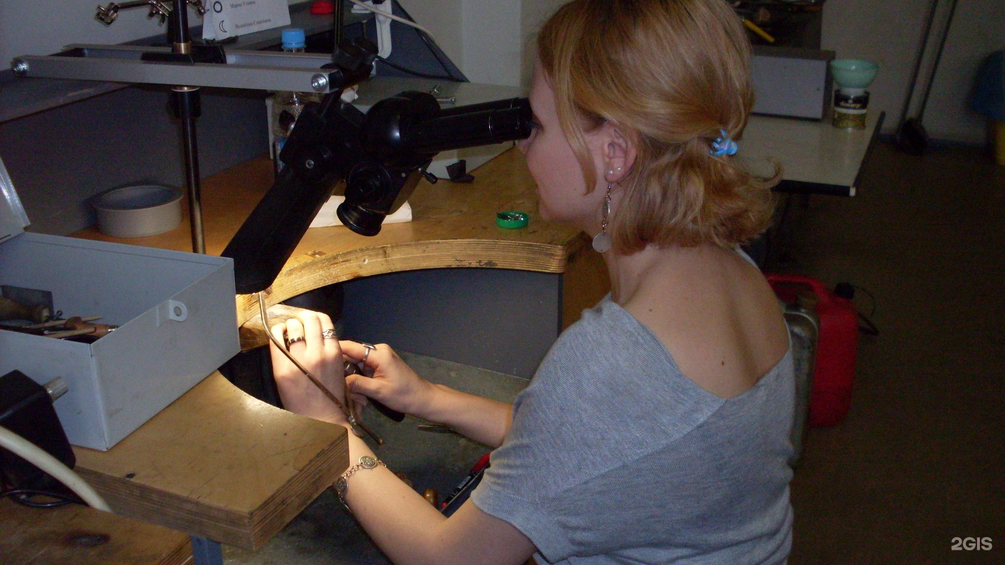 восковщица ювелирных изделий. мастер класс по ювелирному делу. школа grs. школа ювелиров. курсы ювелирного мастерства спб.