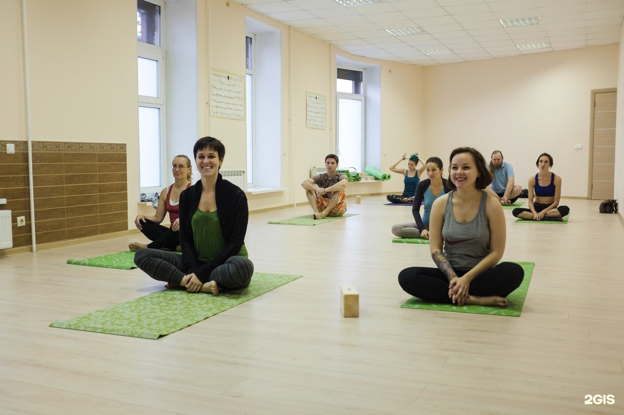 Yoga place. Центр йоги СПБ. Занятие йогой в СПБ. Йога центры лучшие. Йога в ТЦ.