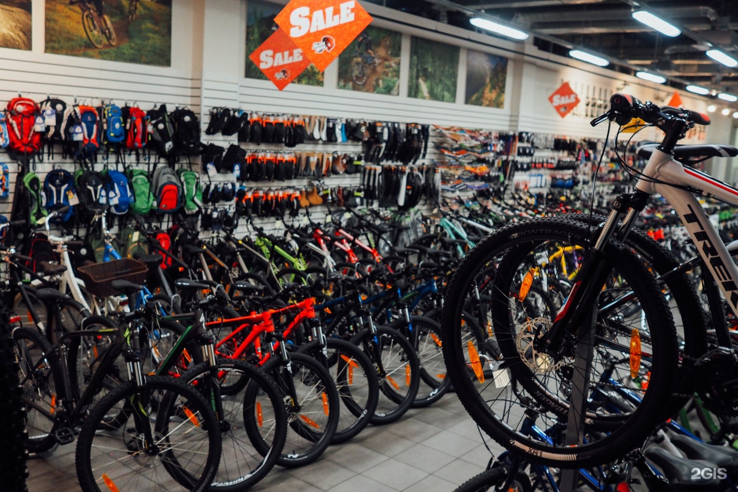 Телефон магазин велосипед. Большой магазин велосипедов. Самый большой магазин велосипедов. Трек магазин велосипедов. Самые лучшие магазины велосипедов.