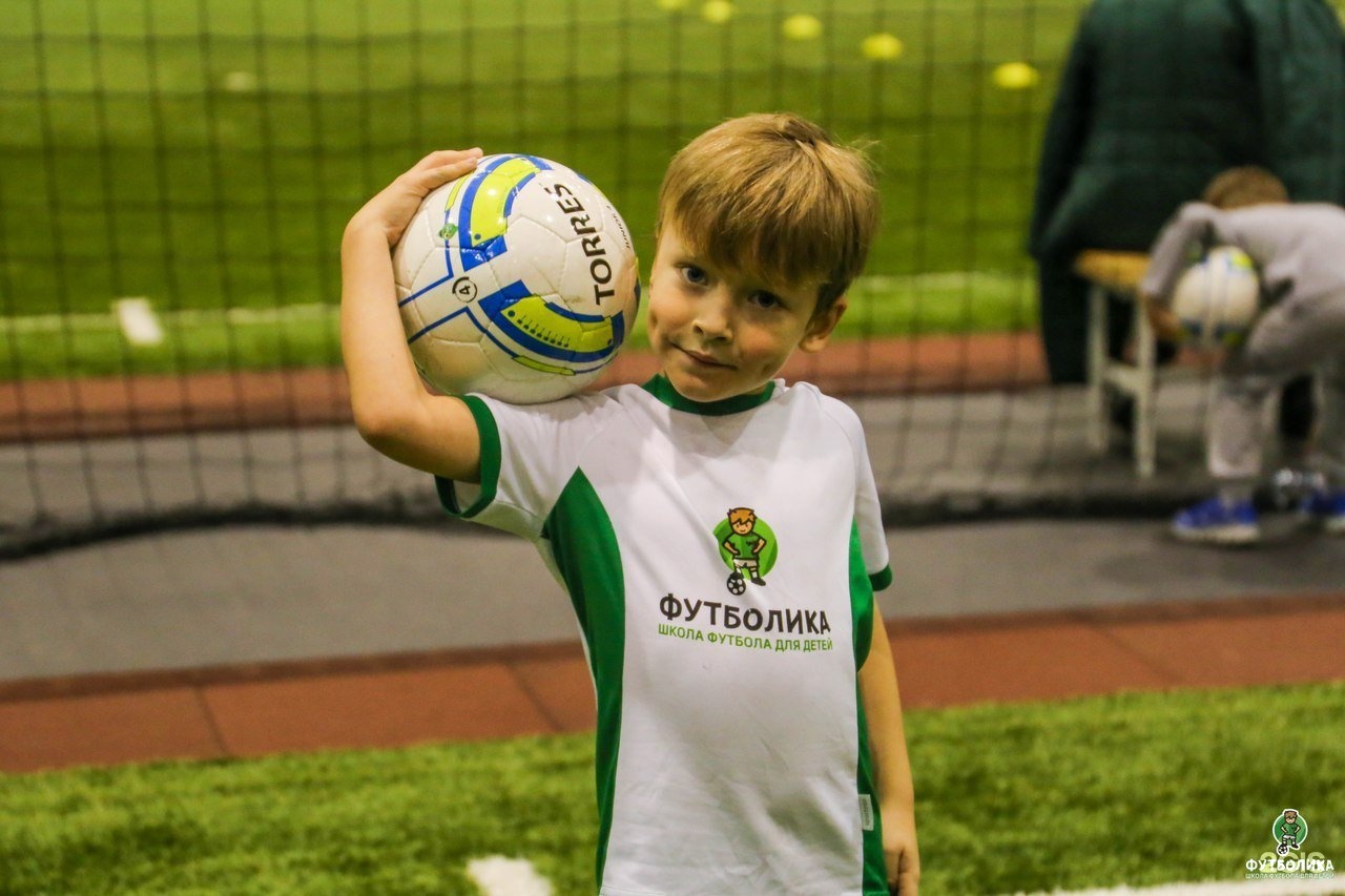 Schools football. Детская футбольная школа Футболика СПБ. Даниил Морозов Футболика. Детская школа футбола для детей Футболика. Футболка школа футбола для детей.