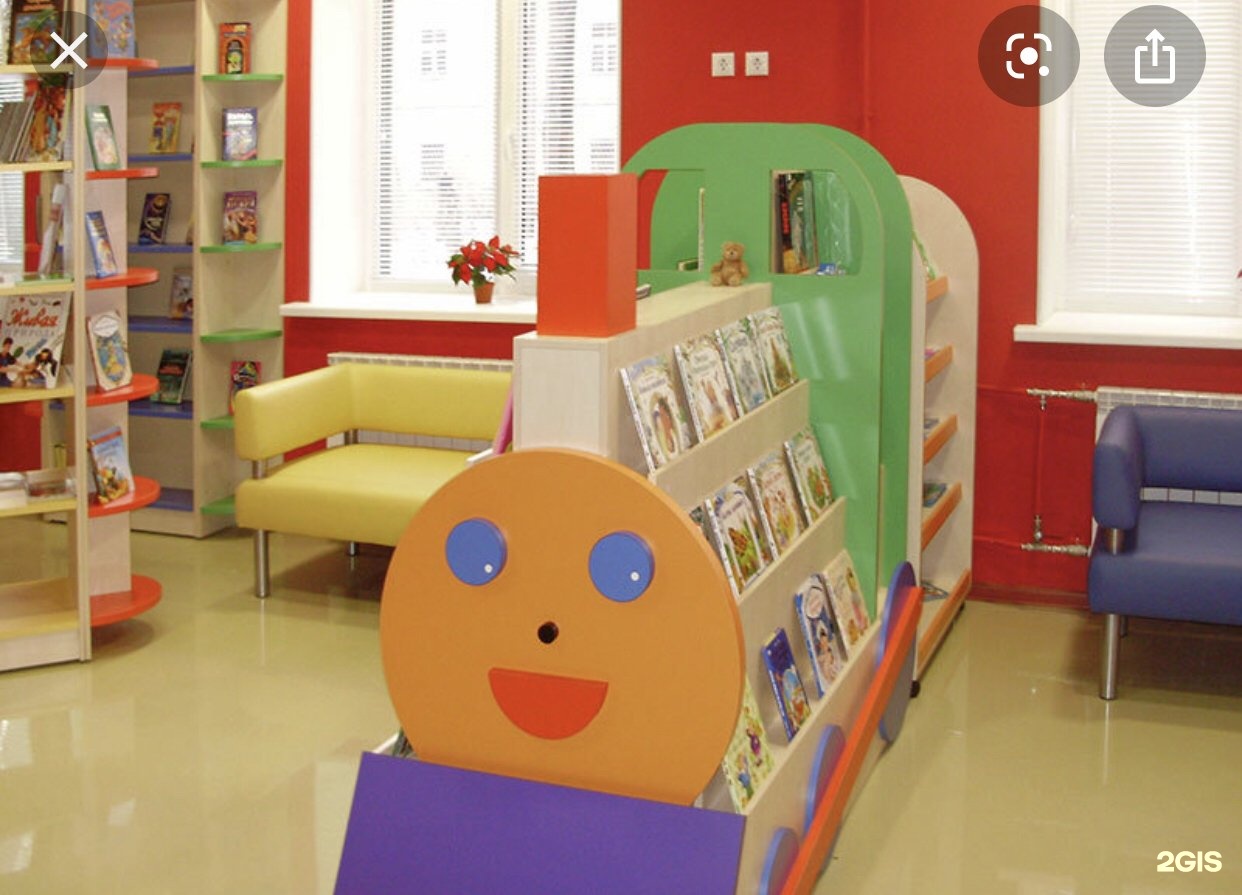 Стеллаж детский в библиотеке