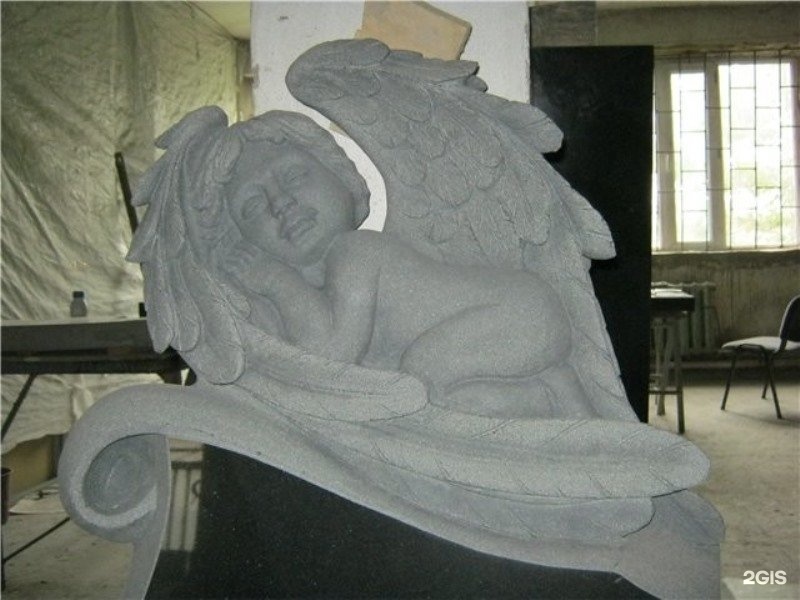 Надгробие с ангелом. Детские памятники с ангелами. Памятники на могилу с гравировкой. Детские мраморные памятники. Памятник на могилу младенцу с ангелом.