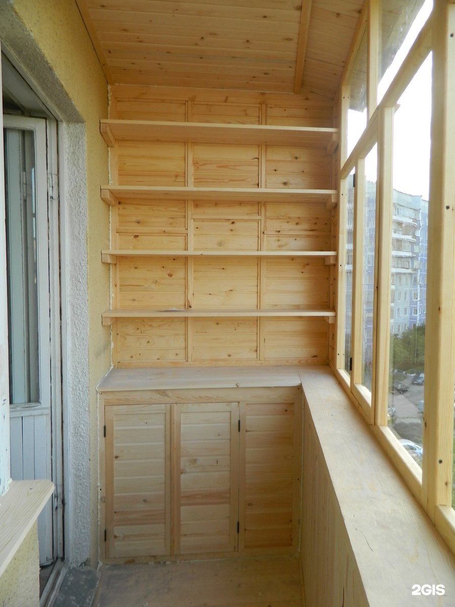 Деревянный стеллаж на балкон. Шкаф на балкон. Деревянный шкаф на балкон. Деревянный балкон. Стиллаж на балкон дерев.