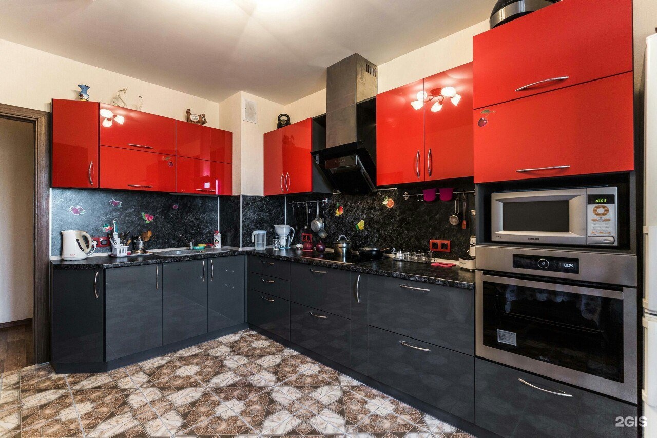 Кухня черный верх. Кухонный гарнитур красный с черным. Красная кухня с черной столешницей. Кухонный гарнитур черный низ красный верх. Кухня в черно Красном цвете.