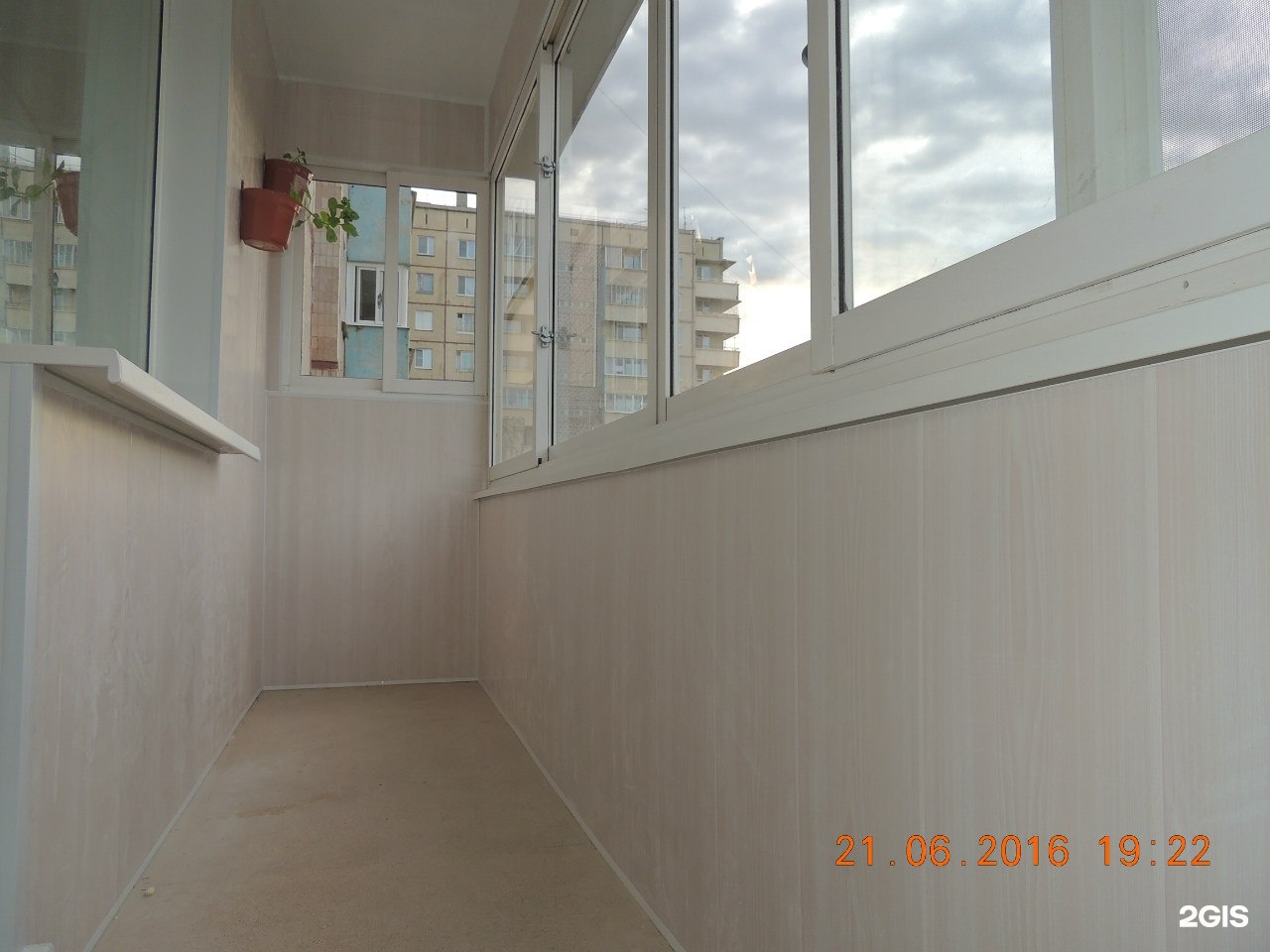 Балкон обшитый белыми панелями ПВХ
