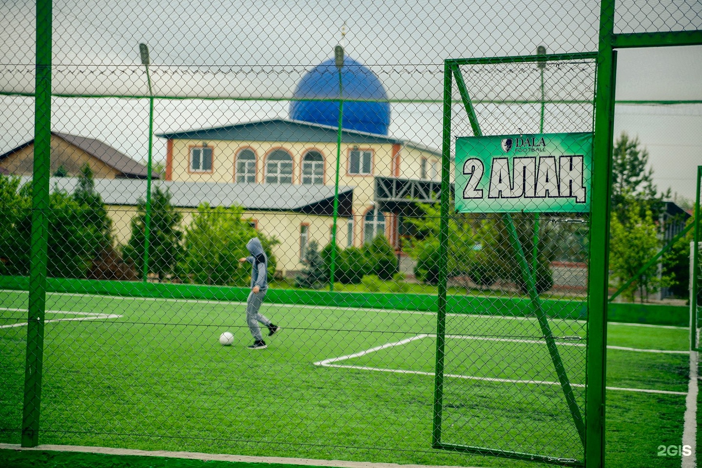 Football company. Изумрудное Нижний Новгород база футбольное поле. Нижний Новгород спортивный комплекс Изумрудное. Изумрудное футбольные поля. Базы отдыха с футбольным полем.