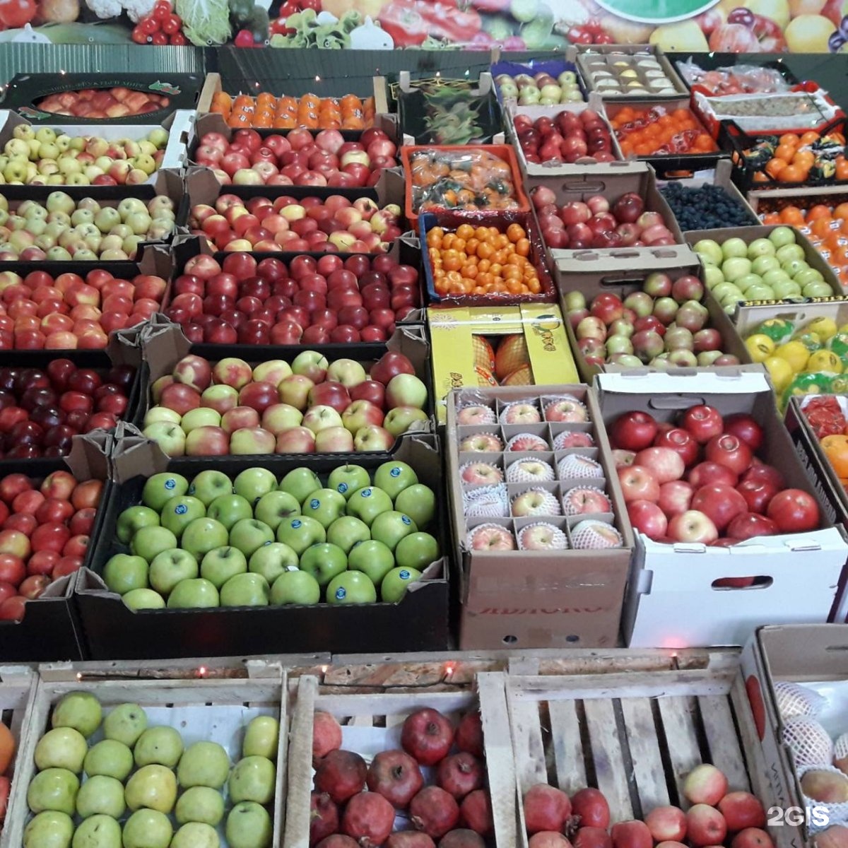 Купить фруктовые недорого. Магазин овощи фрукты. Фрукты в магазине. Продает фрукты. Фрукты и овощи продают.