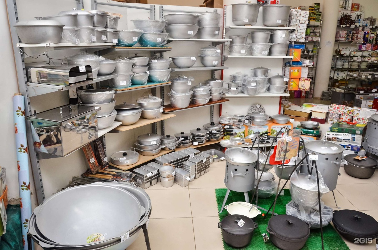 Магазин продажи посуды. Магазин посуды. Рынок посуды. Посудный магазин. Выкладка посуды в магазине.