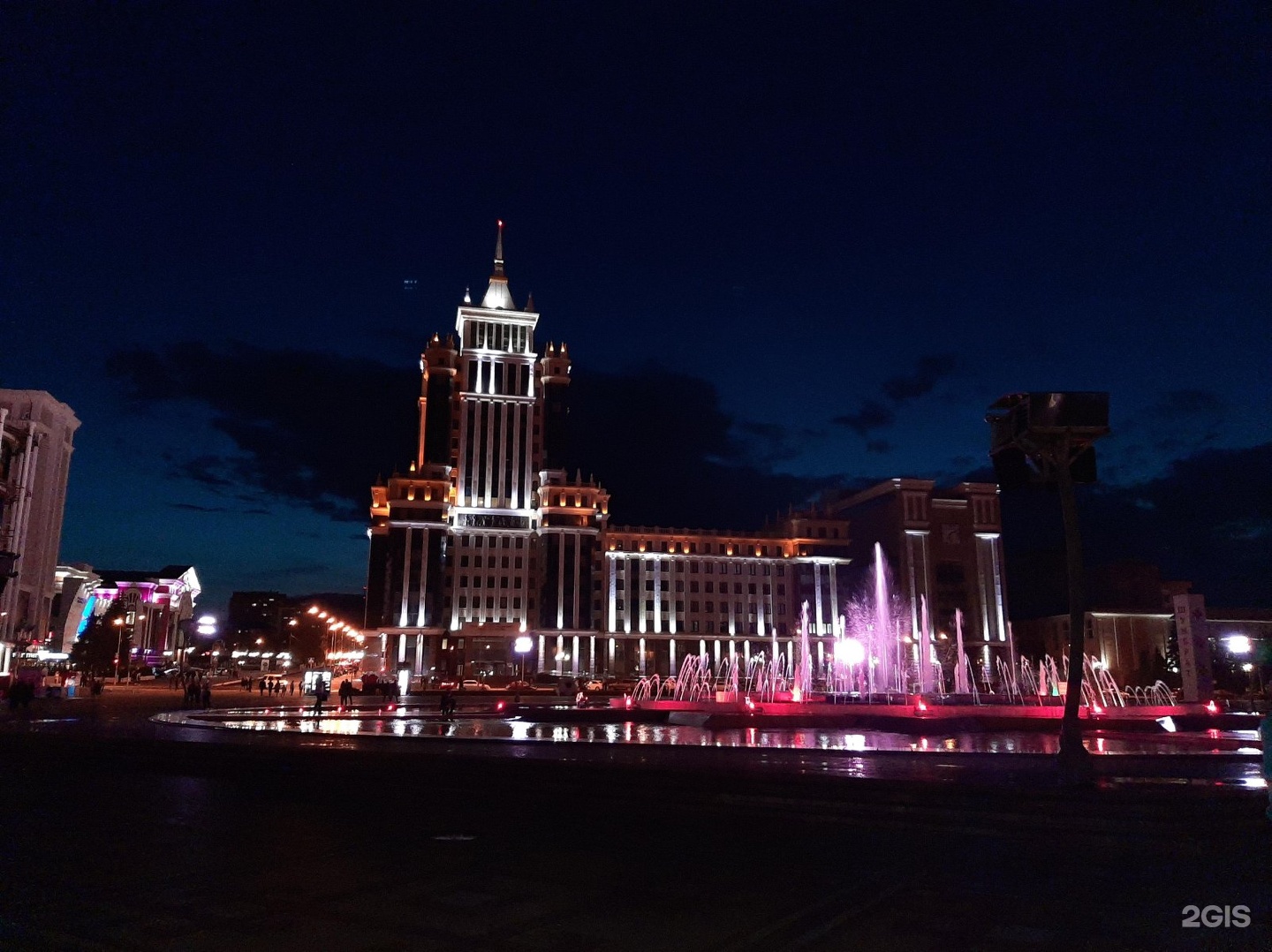 Мгу саранск. МГУ им н п Огарева Саранск. Университет МГУ Саранск. Ночной Саранск МГУ.