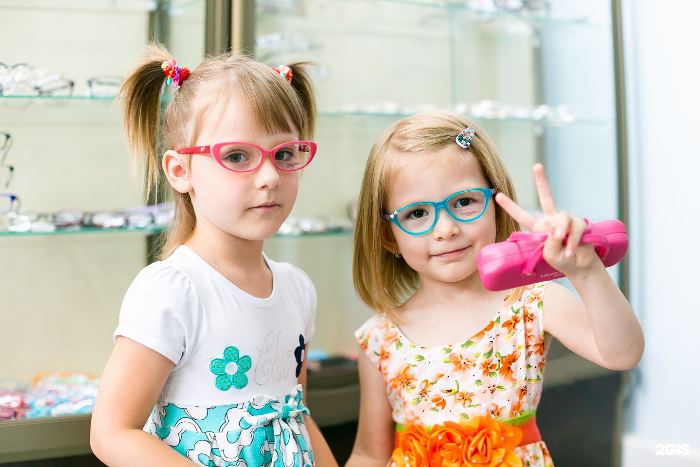 Оптика для всей семьи. Очки для девочек. Девочка в очках. Детские очки для зрения. Дети в очках.