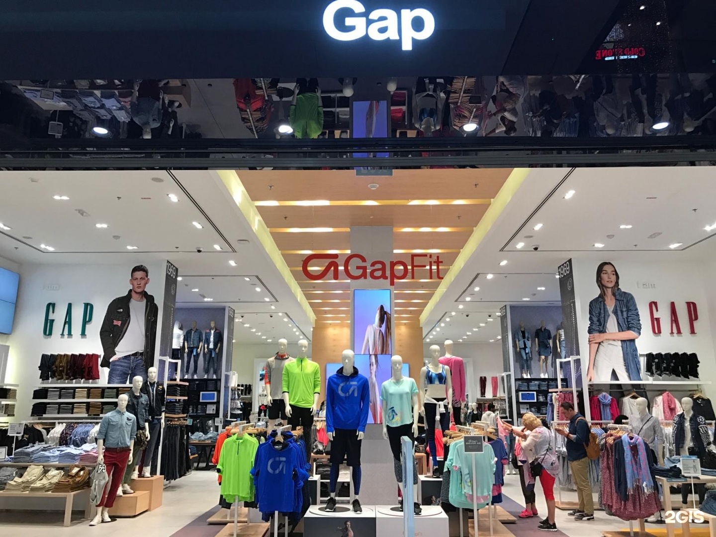 Gap near. Gap Дубай. Gap Dubai Mall. Gap Казань магазин одежды. Гэп магазин СПБ.