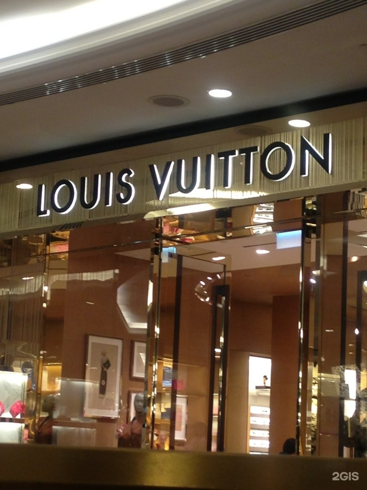 Луи дубай. Louis Vuitton Dubai Mall. Дубай Молл Луи Виттон. Молл Эмирейтс луиветон. Луи Виттон в Эмирейтс Молл.