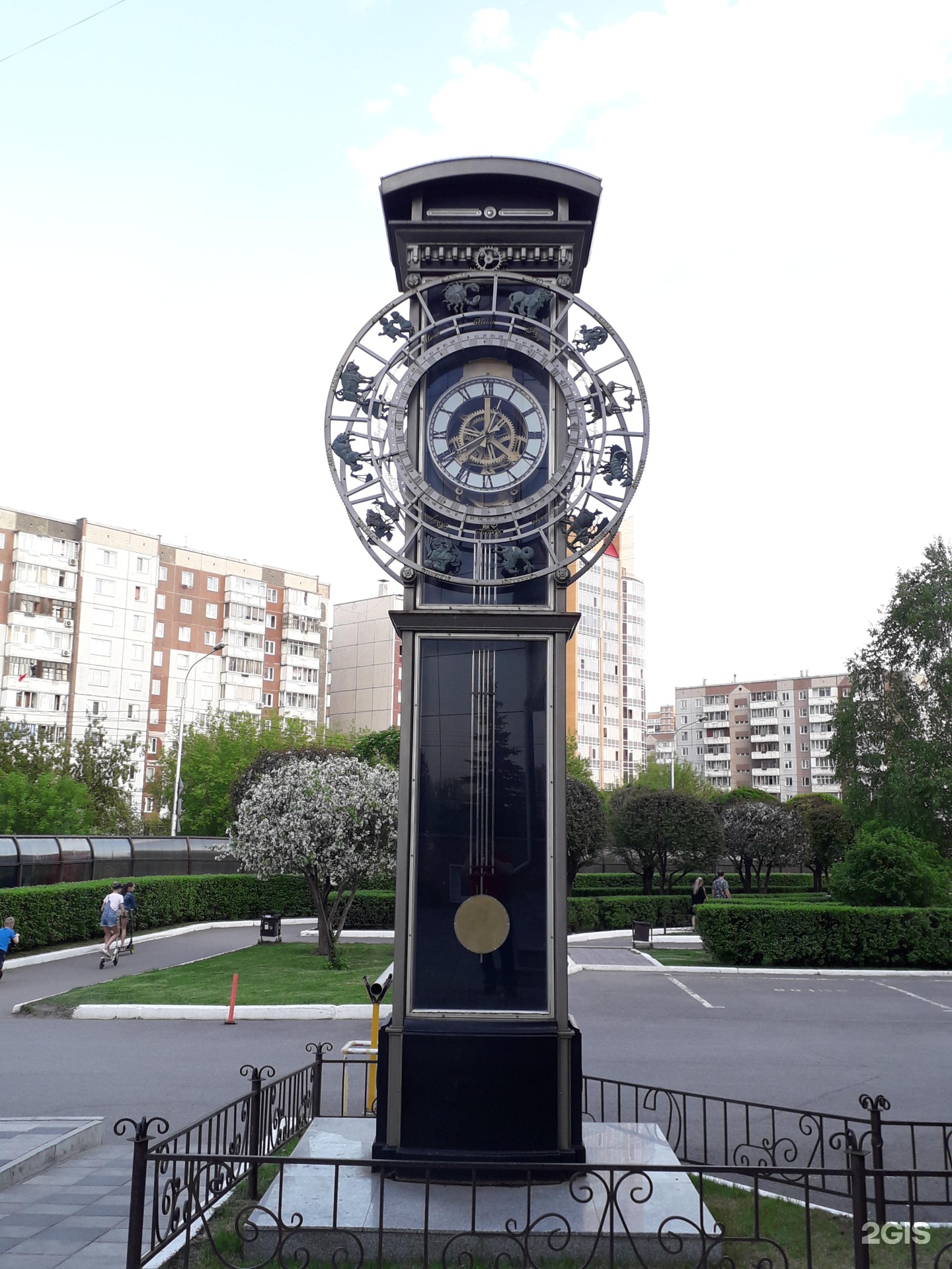 Памятники с часами в России