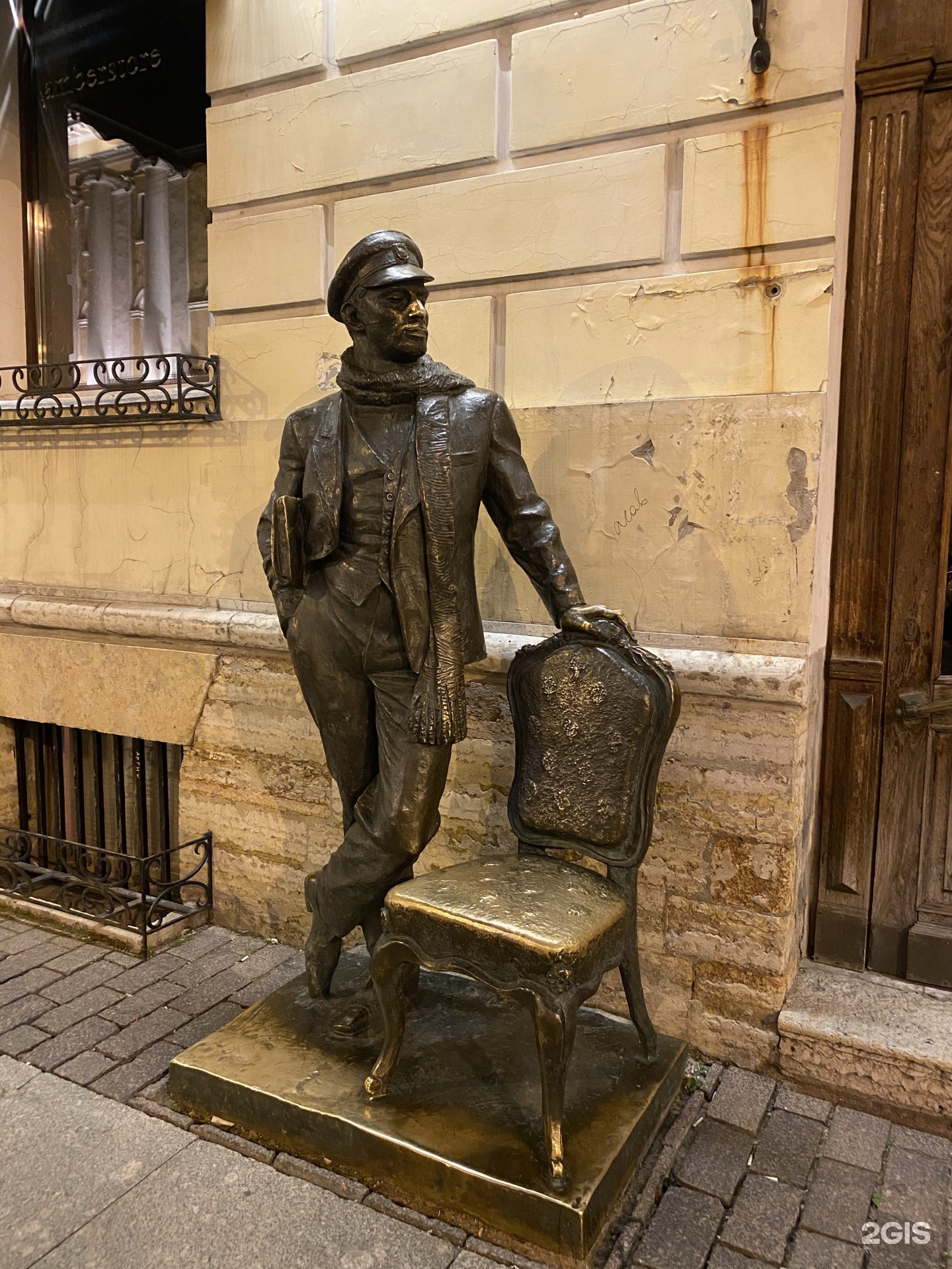 Бендер в петербурге. Памятник Остапу Бендеру. Памятник Остапу Бендеру в Рыбинске. Памятник Остапу Бендеру в Пятигорске. Владикавказ памятник Остапу Бендеру.