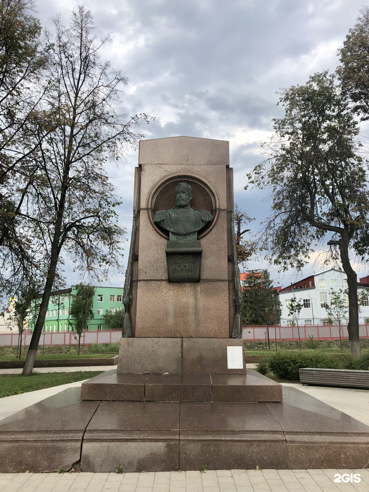 Имени мосина тула. Памятник Мосину в Туле. Памятник Мосину в Сестрорецке. Памятник Мосину в Туле фото. Тульский драматический театр памятник Мосина.