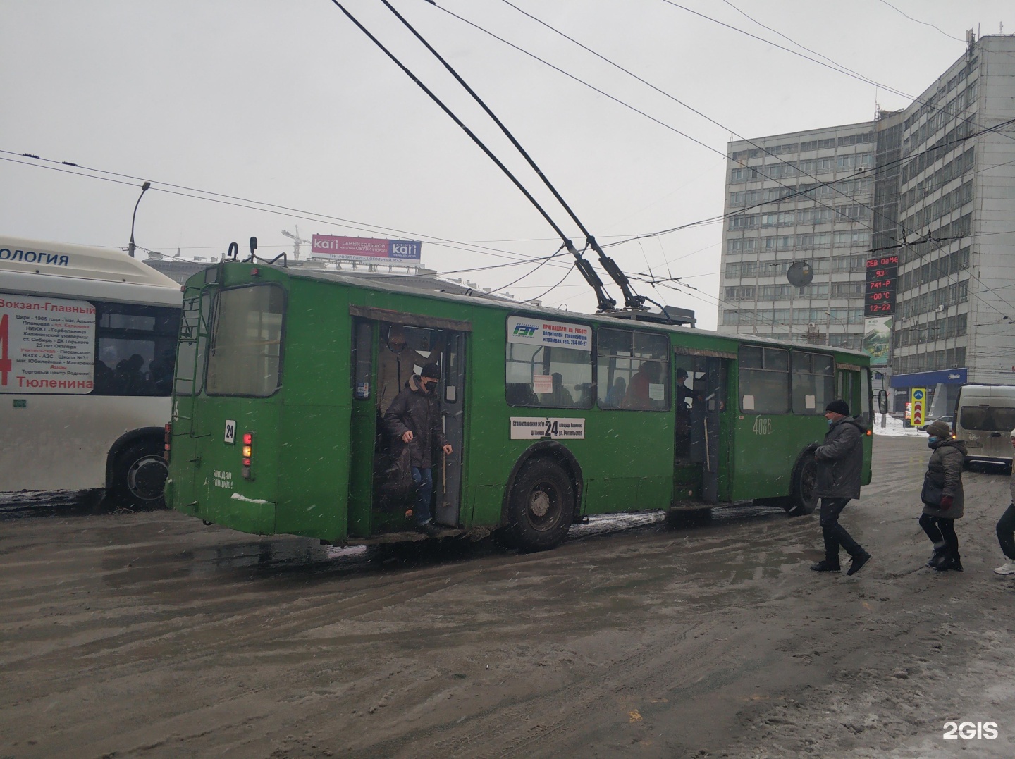 24 троллейбус остановки. Троллейбус Новосибирск. Троллейбус 24. Водитель троллейбуса Новосибирск. Троллейбус 1221.