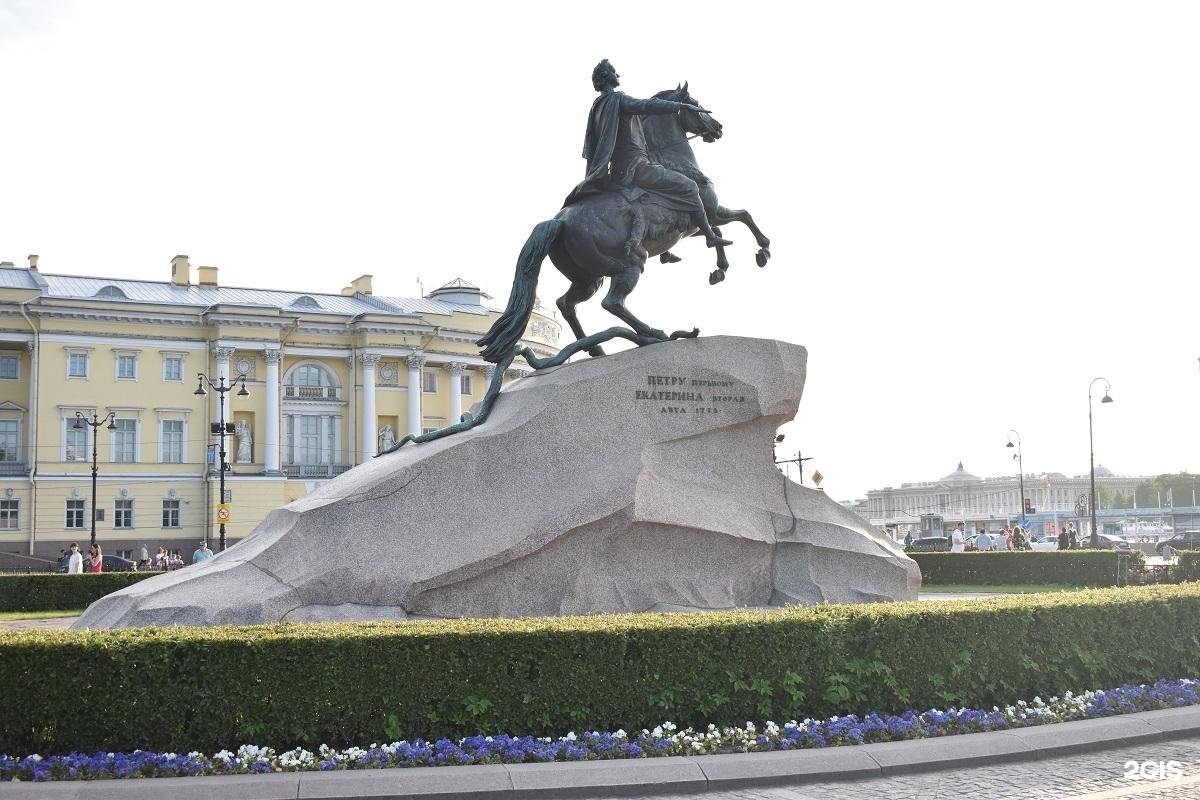 Памятники на сенатской площади петербурга. Памятник Петру 1 на Сенатской площади. Санкт-Петербург, Сенатская площадь, дом 1.. Вид памятника Петру i на Сенатской площади в Санкт-Петербурге. Вид памятника Петру 1 на Сенатской площади в Санкт Петербурге.