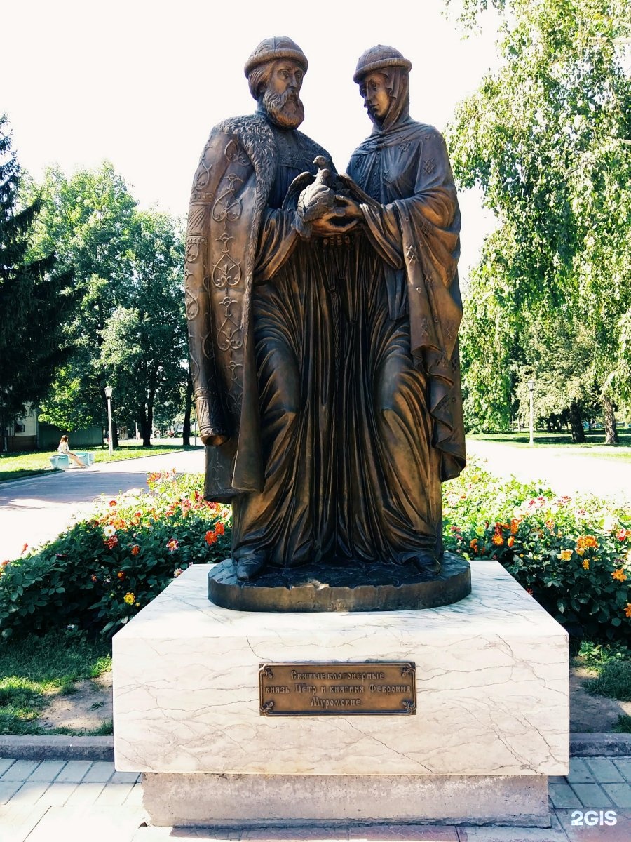 Памятник февронии в муроме. Памятник Петру и Февронии в Новосибирске. Статуя Петра и Февронии в Муроме. Новосибирск памятник святым Петру и Февронии Муромским.