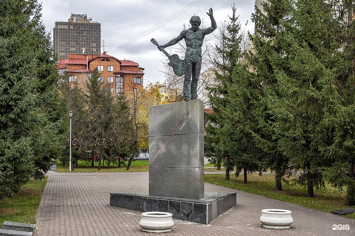 Памятники в новосибирске. Памятники культуры в Новосибирске. Памятник в. с. Высоцкому НСК. Статуи Новосибирска. Новосибирск памятники великим людям.