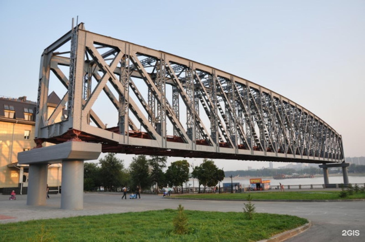 Памятник мосту в Новосибирске