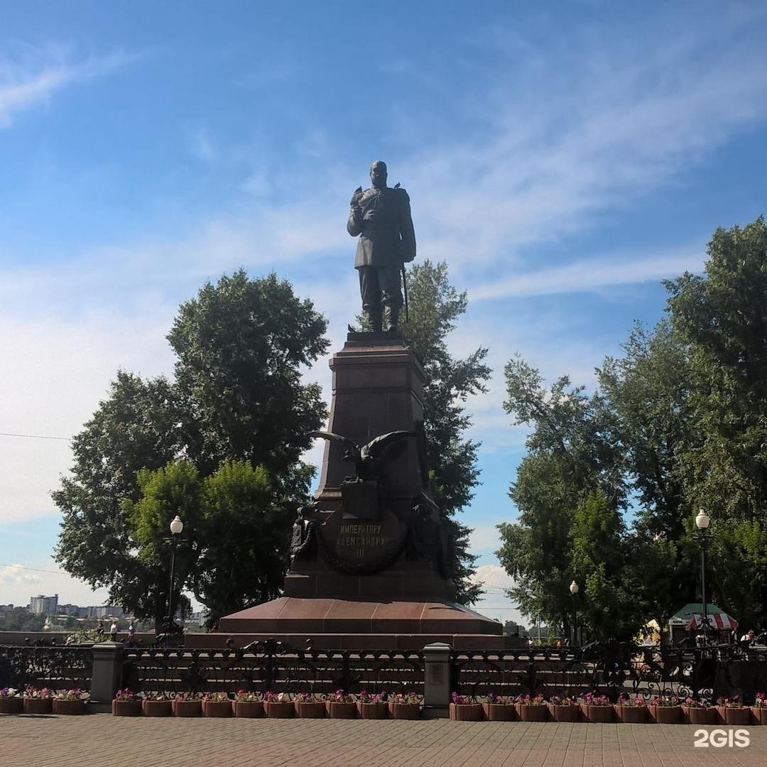 Отделение 3 иркутск. Памятник Александру 3 в Иркутске. Памятник Александру 3 Иркутск вечером.