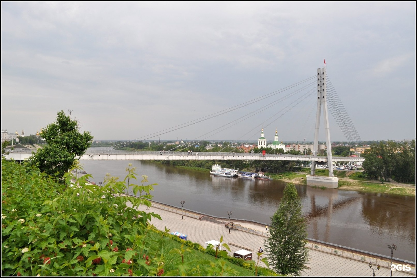 Тюмень куда можно. Вантовый мост Тюмень. Пешеходный мост Тюмень. Пешеходный мост влюбленных в Тюмени. Тюмень река тура мост влюбленных.