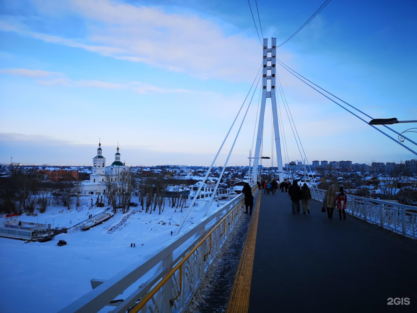 Мост влюбленных в тюмени зимой