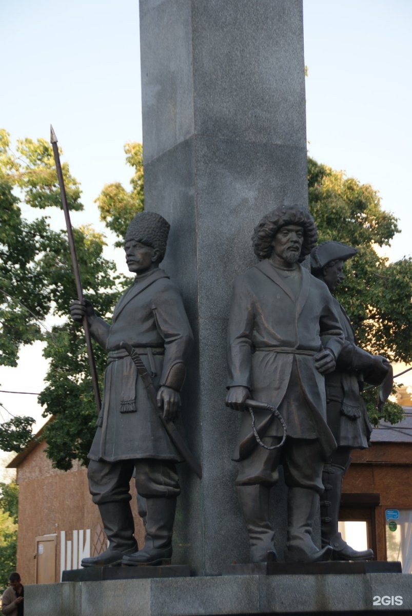 Памятник основателям. Памятник основателям Челябинска. Памятник основателю Челябинск Кировка. Памятник основателям города на Кировке Челябинск. Тевкелев основатель Челябинска.