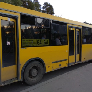 64 автобус едет