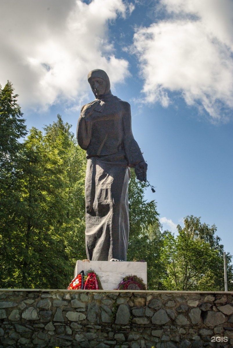 Памятник скорбящей матери пермь. Мемориал скорбящая пермь. Мемориал скорбящая мать пермь. Скорбящая пермь. Скульптура скорбящей матери.