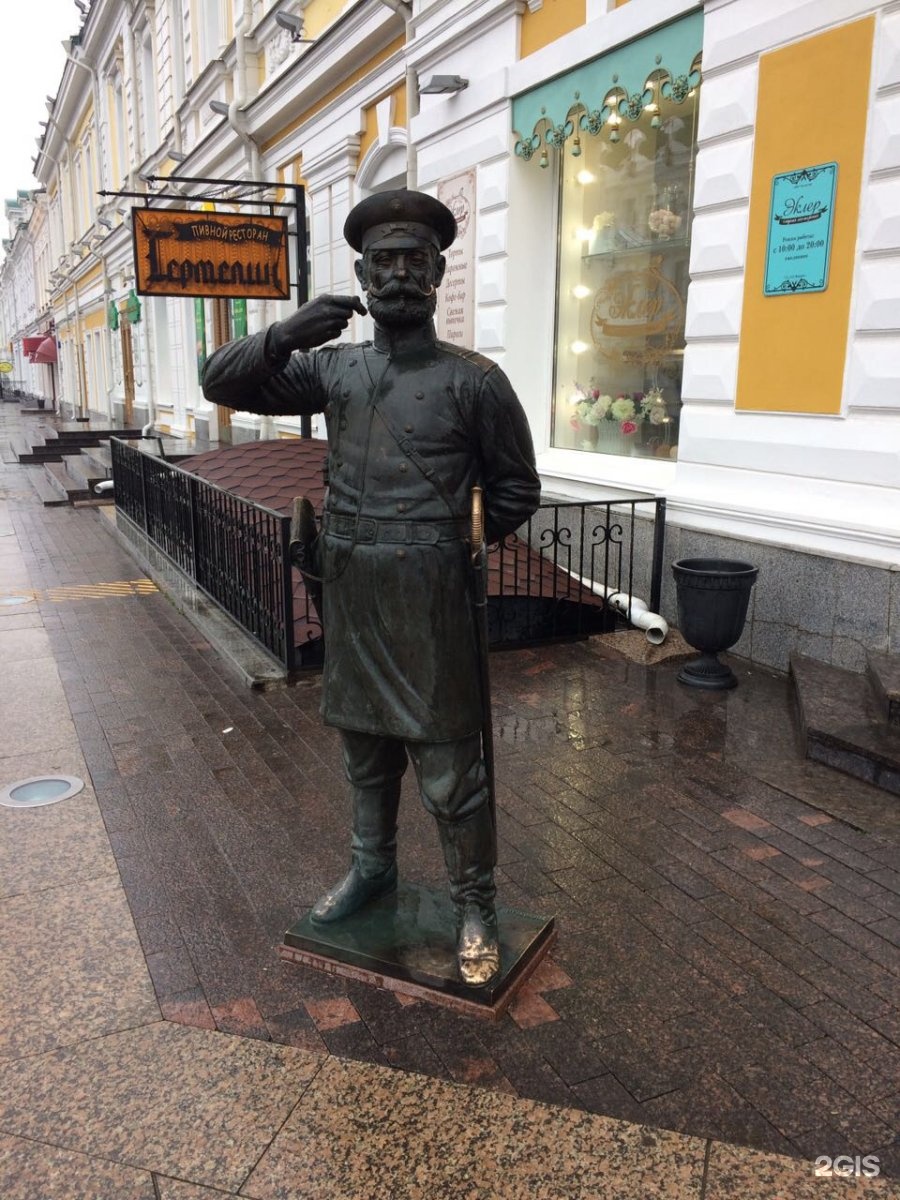 Памятники в омске. Памятник городовому Омск. Омский городовой памятник. Статуя городового Омск. Достопримечательности Омска городовой.