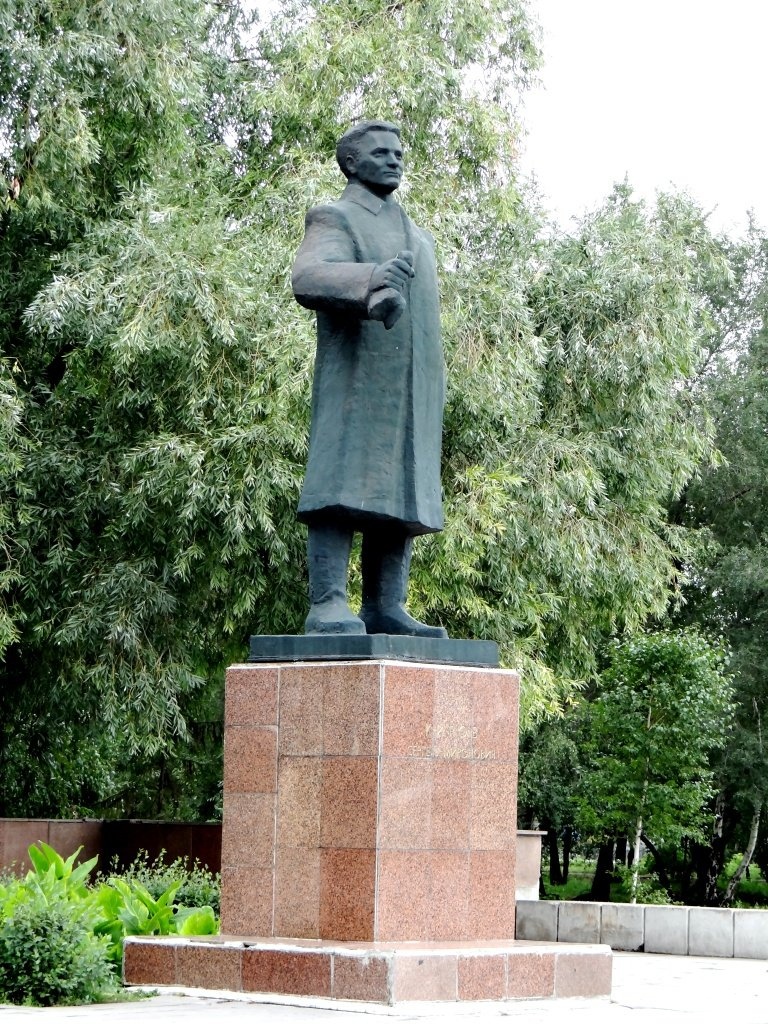 Кировский омска. Памятник Кирову Омск. Омск памятник Кирова Кировск. С М Киров памятник. Памятник Кирову в Ташкенте.