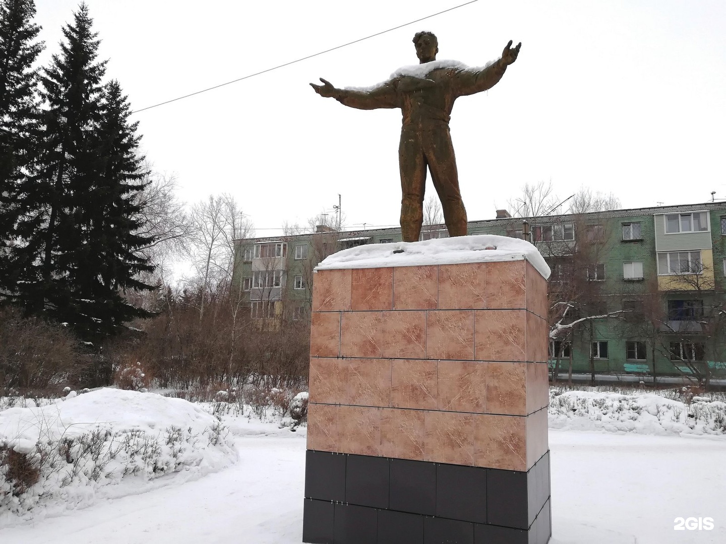Метал бийск. Памятник Герману Титову Бийск. Памятник на аб в Бийске. Памятник Титову в Барнауле. Бийск памятник рыбака