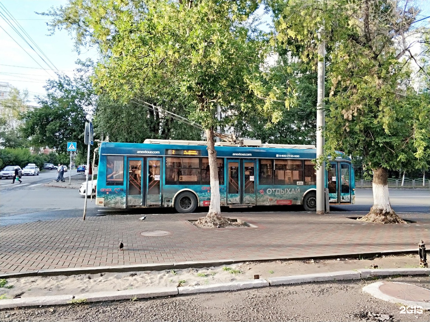 Троллейбус 2 хабаровск. Троллейбус 2 Томск. Остановка для двух троллейбусов одновременно.