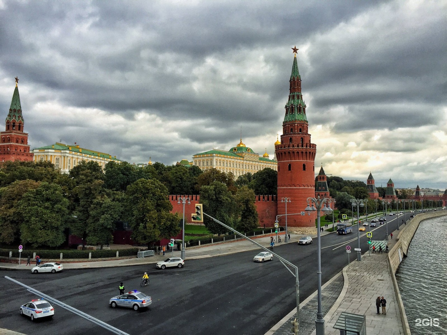 Цвет кремлевской стены. Кремлевская стена Москва. Стены Кремля в Москве. Кремль фото. Кремль лето.