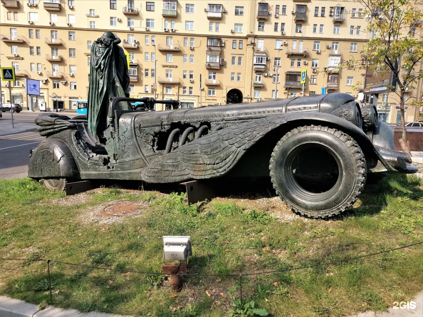 Памятник части. Памятник Булгакову в Москве на Земляном валу. Памятник мастеру и Маргарите на Земляном валу. Памятник Булгакову м а машина. Москва памятник Булгакову автомобиль Вологда.