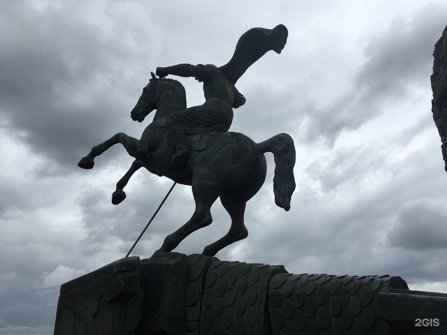 Фотографию георгия. Георгий Победоносец памятник. Георгий Победоносец памятник в Москве. Памятник Георгию Победоносцу в Георгиевске. Уфа памятник Георгий Победоносец.