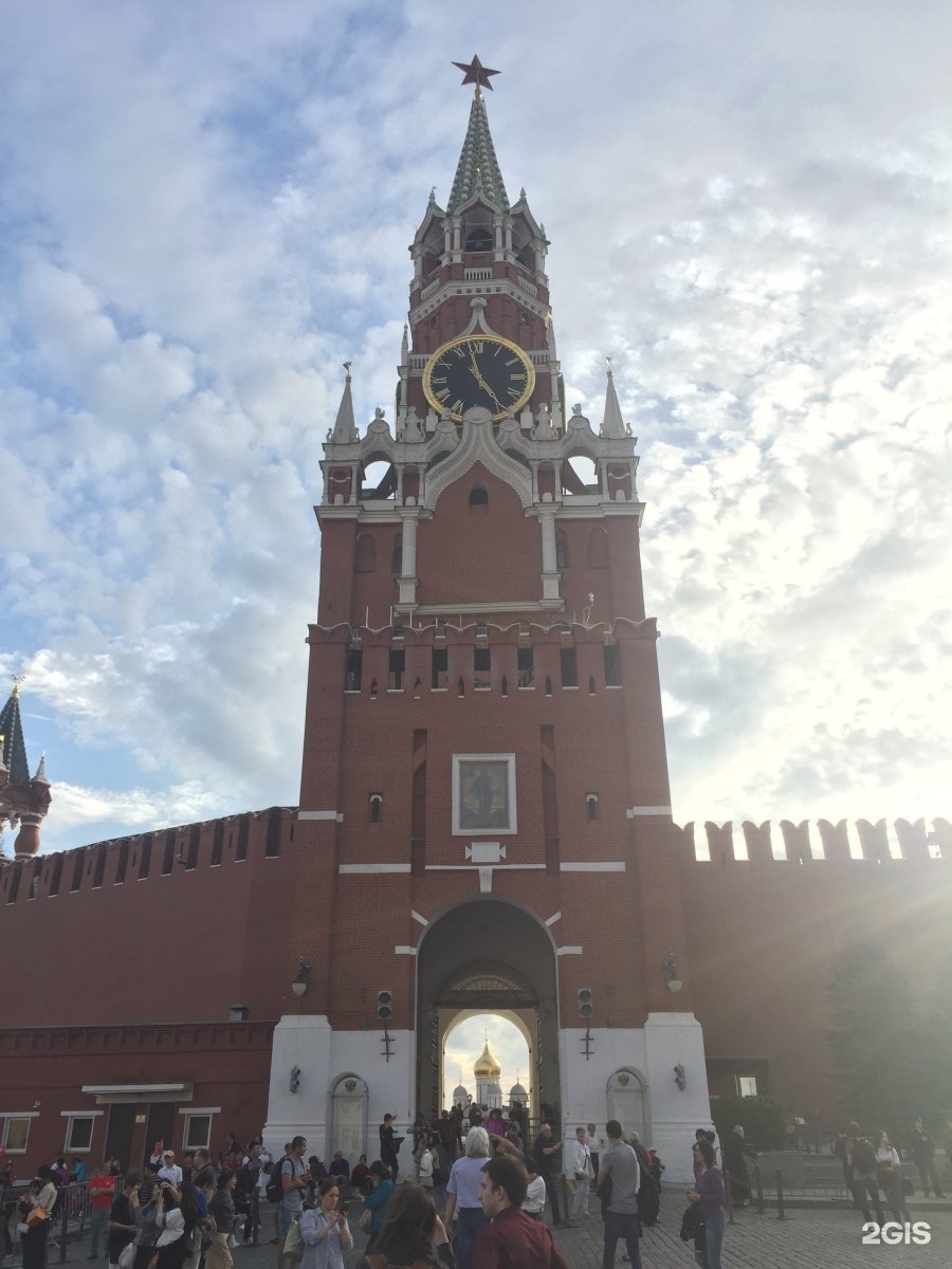 Спасская башня кремля ворота. Башни кремля с воротами. Башни кремля с воротами. Спасская башня с надвратной иконой. Башни кремля с воротами.