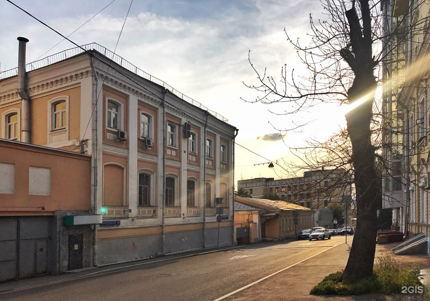 Москва трехсвятительский переулок церковь. Москва, большой Трехсвятительский переулок, 3. Трехсвятительский переулок ВШЭ.