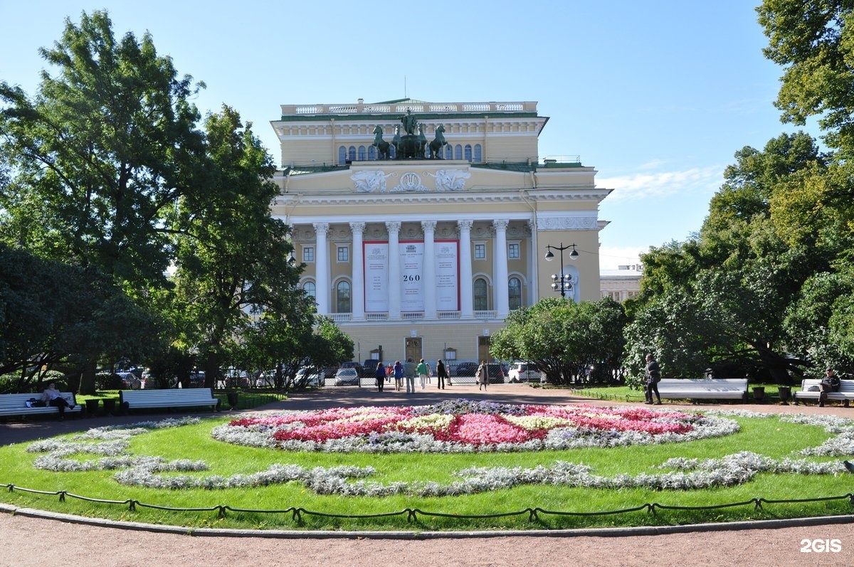 Екатерининский сквер санкт петербург. Екатерининский сквер в Санкт-Петербурге. Екатерининский сад Санкт-Петербург театр. Театр за Екатерининским садом. Питер Екатерининский сад адрес летом 2021.