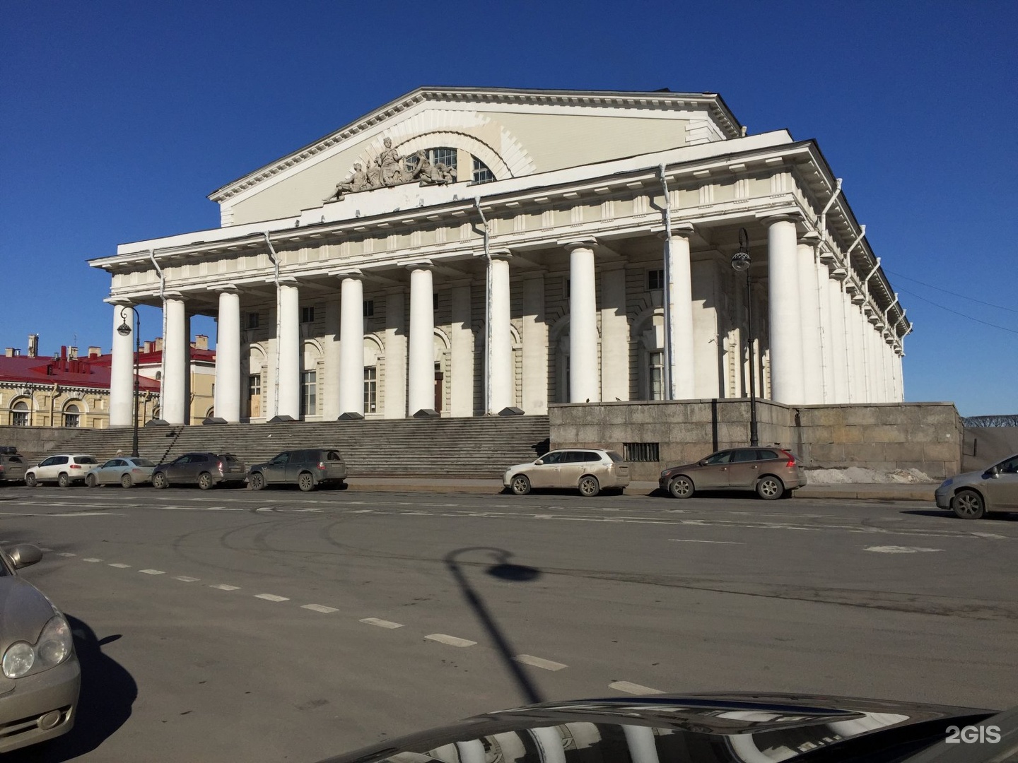 Молодежная биржа спб. Тома де томон здание биржи. Биржа в Санкт-Петербурге Архитектор. Биржа на Васильевском острове. Санкт Петербургская биржа здание.