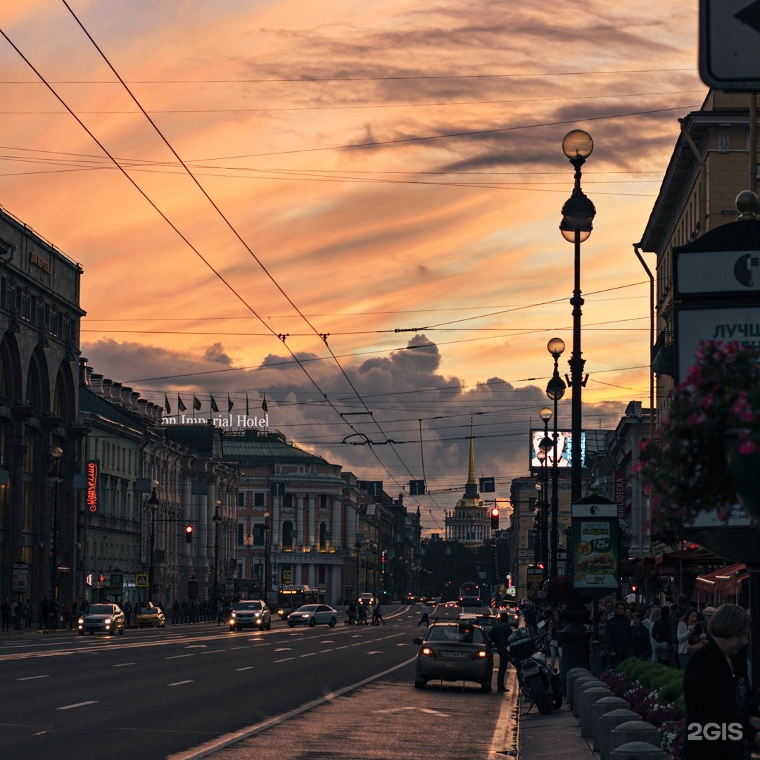 Ул невского фото. Улица Невский проспект Санкт-Петербург. Питер улицы Невский проспект. Невская улица Петербург. Улицы Санкт-Петербурга вдоль набережной около Невского проспекта.